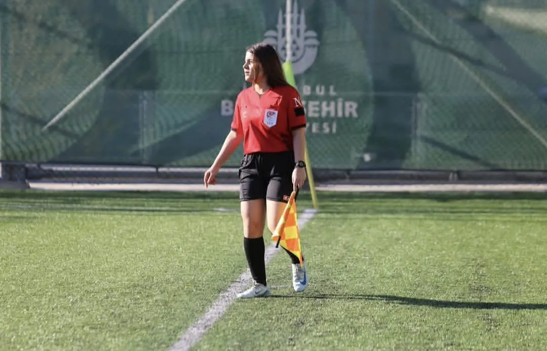 Genç Hakem Eslem Şahin Sahaya Çıktı! Burak Tahir Ateş’ten Gururlandıran Tebrik